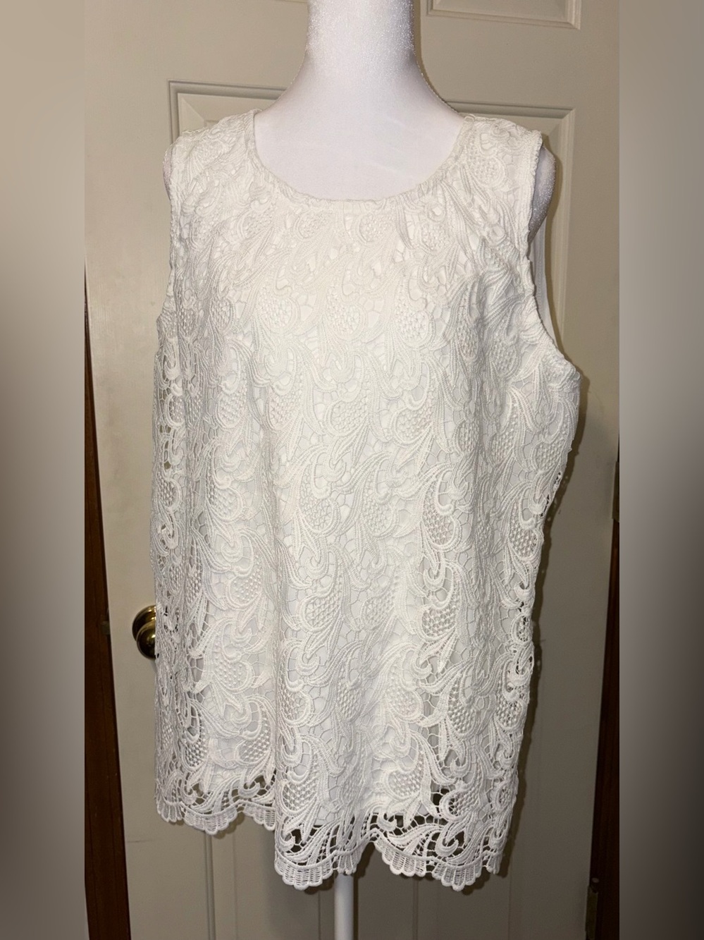 Chico's White Paisley Lace Lined Round Neck Sleeveless Top Size 2